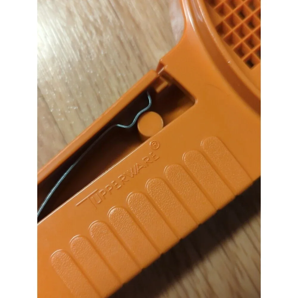 Tupperware Sift-It Sifter Flour Powder Sugar Orange Plastic Vintage